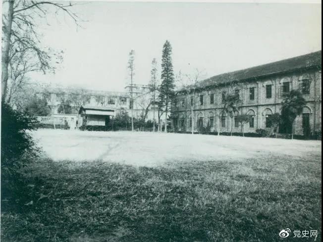 　　1927年3月18日，毛澤東出席在武昌舉行的河南武裝農(nóng)民代表大會(huì)，并作湖南農(nóng)運(yùn)狀況報(bào)告。圖為大會(huì)會(huì)場(chǎng)——武昌農(nóng)講所大操場(chǎng)。