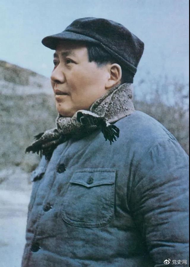 　　1947年3月18日，中共中央機(jī)關(guān)主動(dòng)撤離延安。毛澤東和周恩來(lái)、任弼時(shí)等繼續(xù)留在陜北，指揮全國(guó)人民解放戰(zhàn)爭(zhēng)。這是轉(zhuǎn)戰(zhàn)陜北前夕的毛澤東。